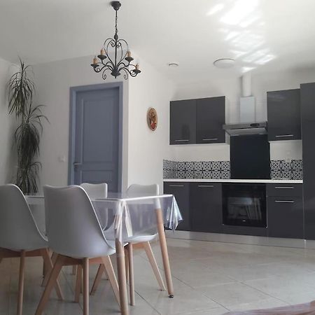 Maison Dans Une Propriete Avec Une Cour Corneilhan Екстериор снимка