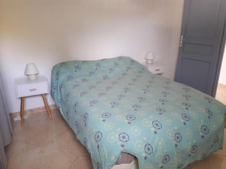 Maison Dans Une Propriete Avec Une Cour Corneilhan Екстериор снимка