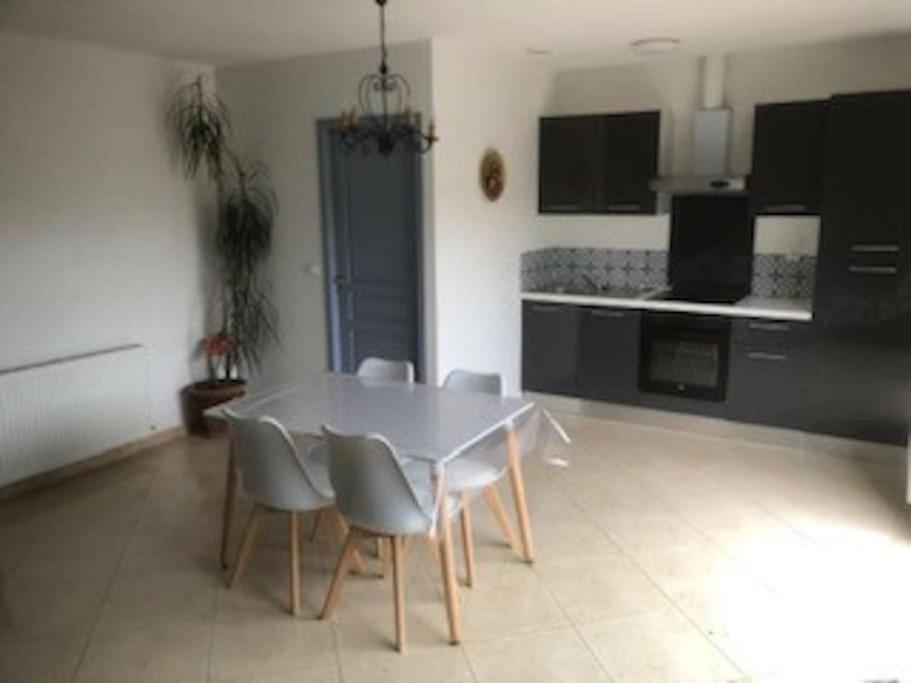 Maison Dans Une Propriete Avec Une Cour Corneilhan Екстериор снимка
