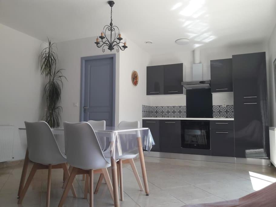 Maison Dans Une Propriete Avec Une Cour Corneilhan Екстериор снимка